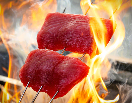 【極上鮪づくし藁焼き贅沢お得セット】 三種の極上藁焼き鮪食べ比べセットに、藁焼き鮪を贅沢に使った特製ねぎとろ2種を詰め込んだ、鮪好き必見のお得セット。藁の香ばしさと鮪本来の旨みを一度に堪能できる贅沢な逸品。